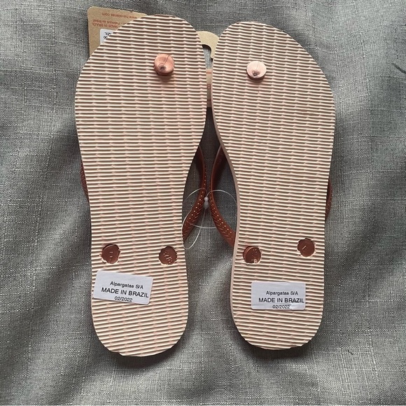 New HAVAIANAS Women’s Slim Iridescent Flip Flop - Picture 3 of 5